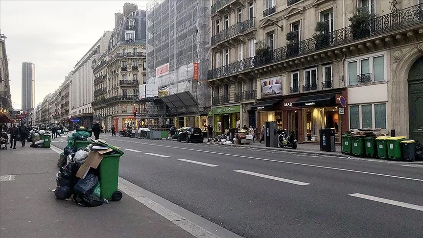 Paris'te bir kuyumcu silahlı kişilerce soyuldu