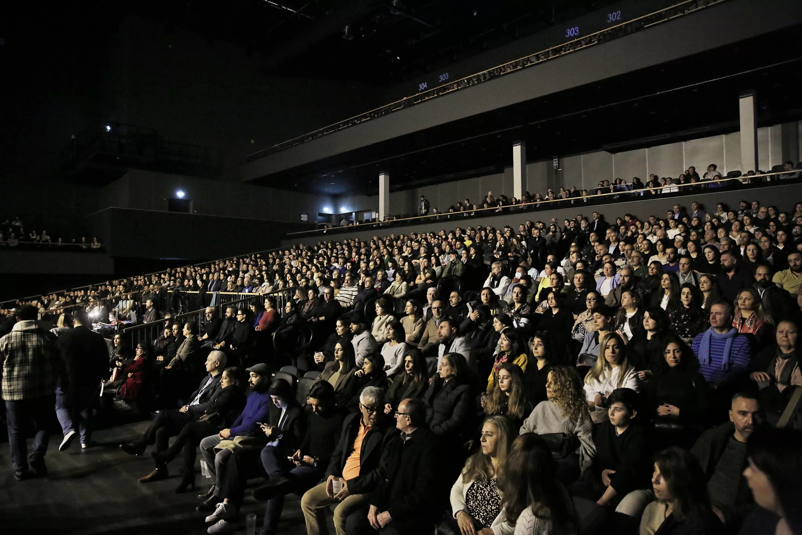 Berlin`deki dayanışma konserinde binlerce kişi bir araya geldi