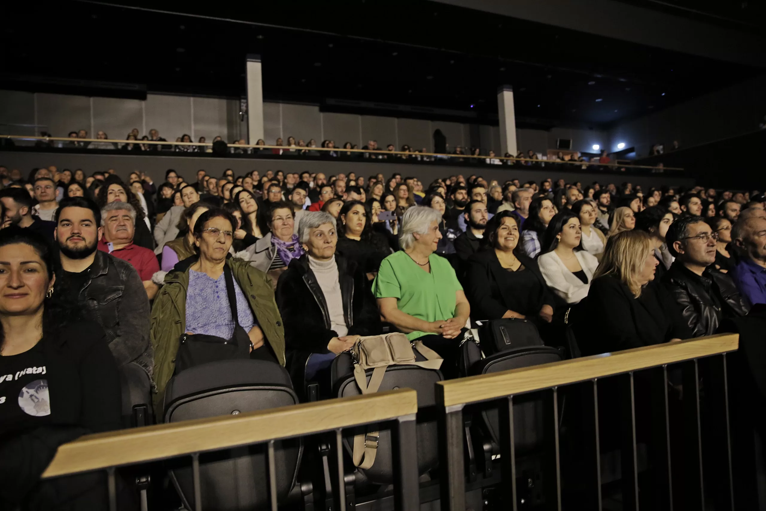 Berlin`deki dayanışma konserinde binlerce kişi bir araya geldi