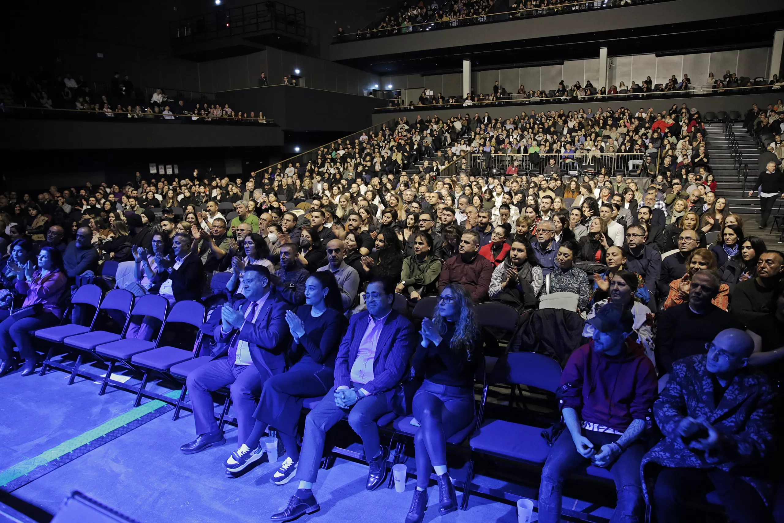 Berlin`deki dayanışma konserinde binlerce kişi bir araya geldi