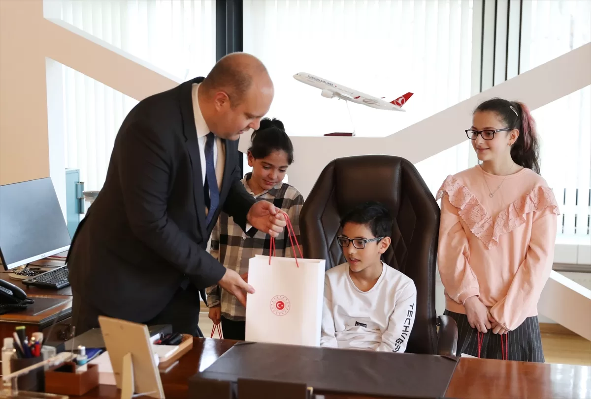 Çocuklar Başkonsolos koltuğunda