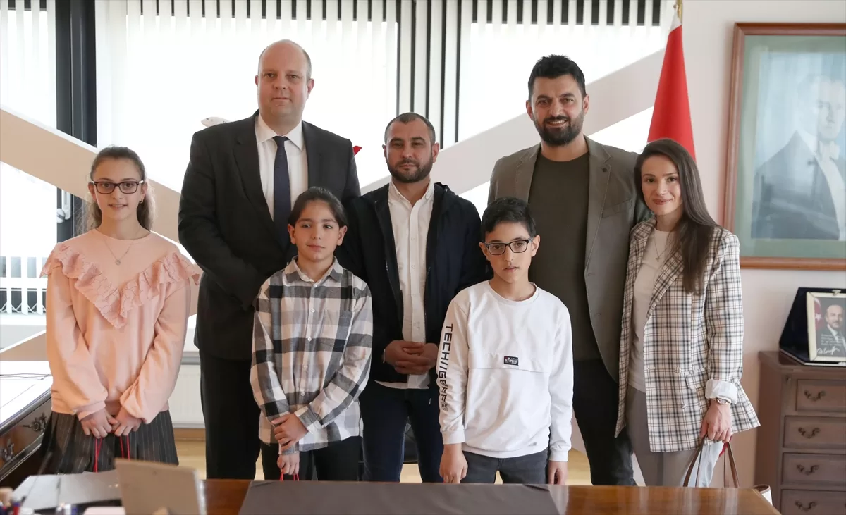 Çocuklar Başkonsolos koltuğunda