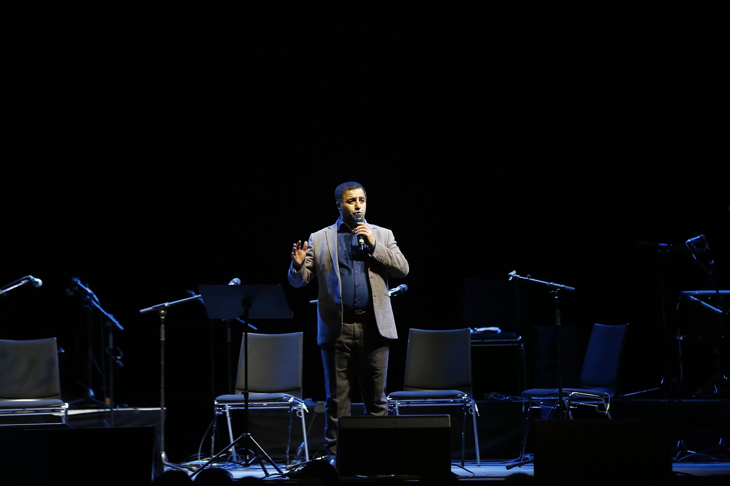 Berlin`deki dayanışma konserinde binlerce kişi bir araya geldi