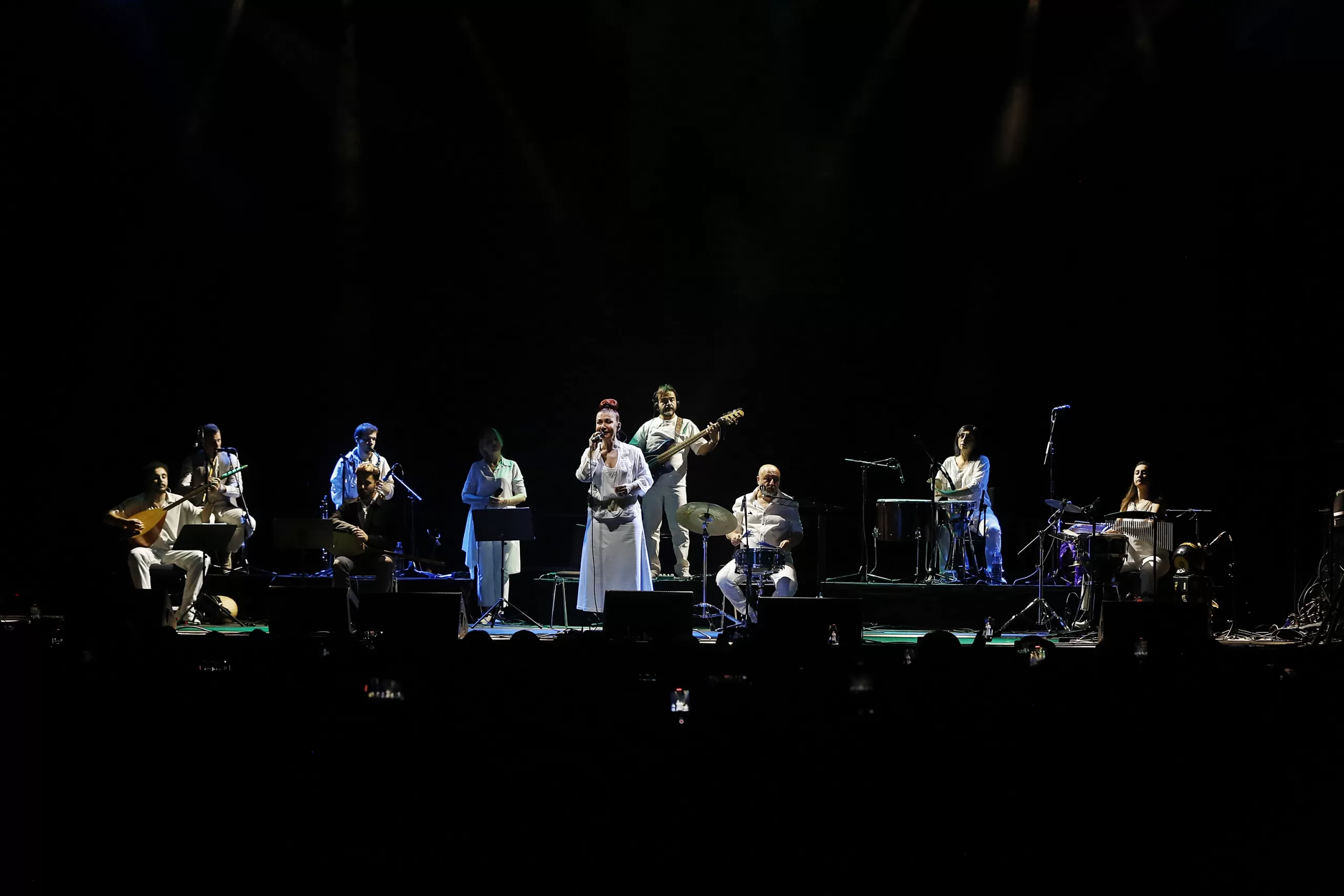 Berlin`deki dayanışma konserinde binlerce kişi bir araya geldi