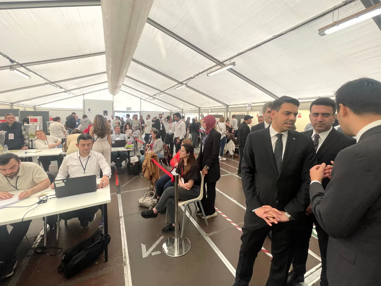 Yurt dışındaki Türkler sandıklara akın ediyor