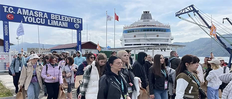 Astoria Grande kruvaziyeri 614 yolcusuyla Amasra'da demirledi