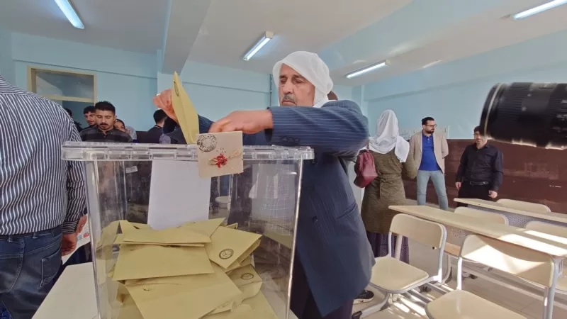 Diyarbakırlılar erken saatlerde sandıklara akın etti