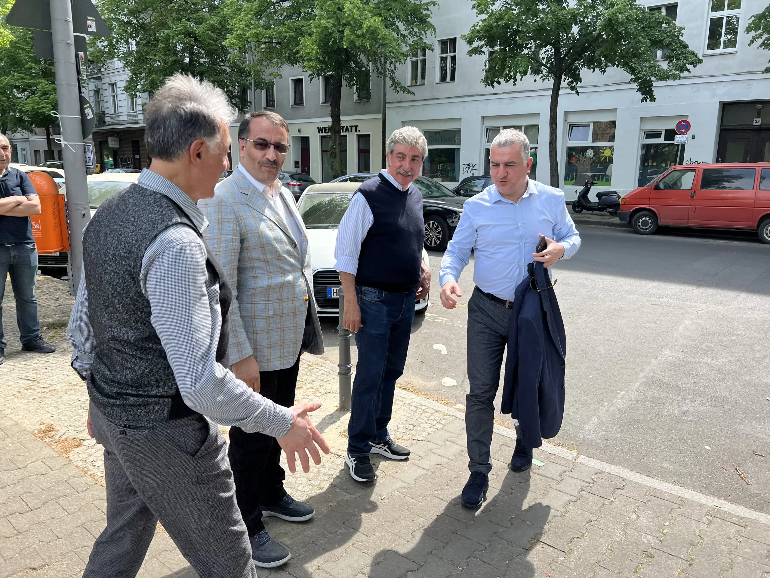 Berlin Türkiyemspor ve ‘Dosteli’nden deprem bölgesine yardım