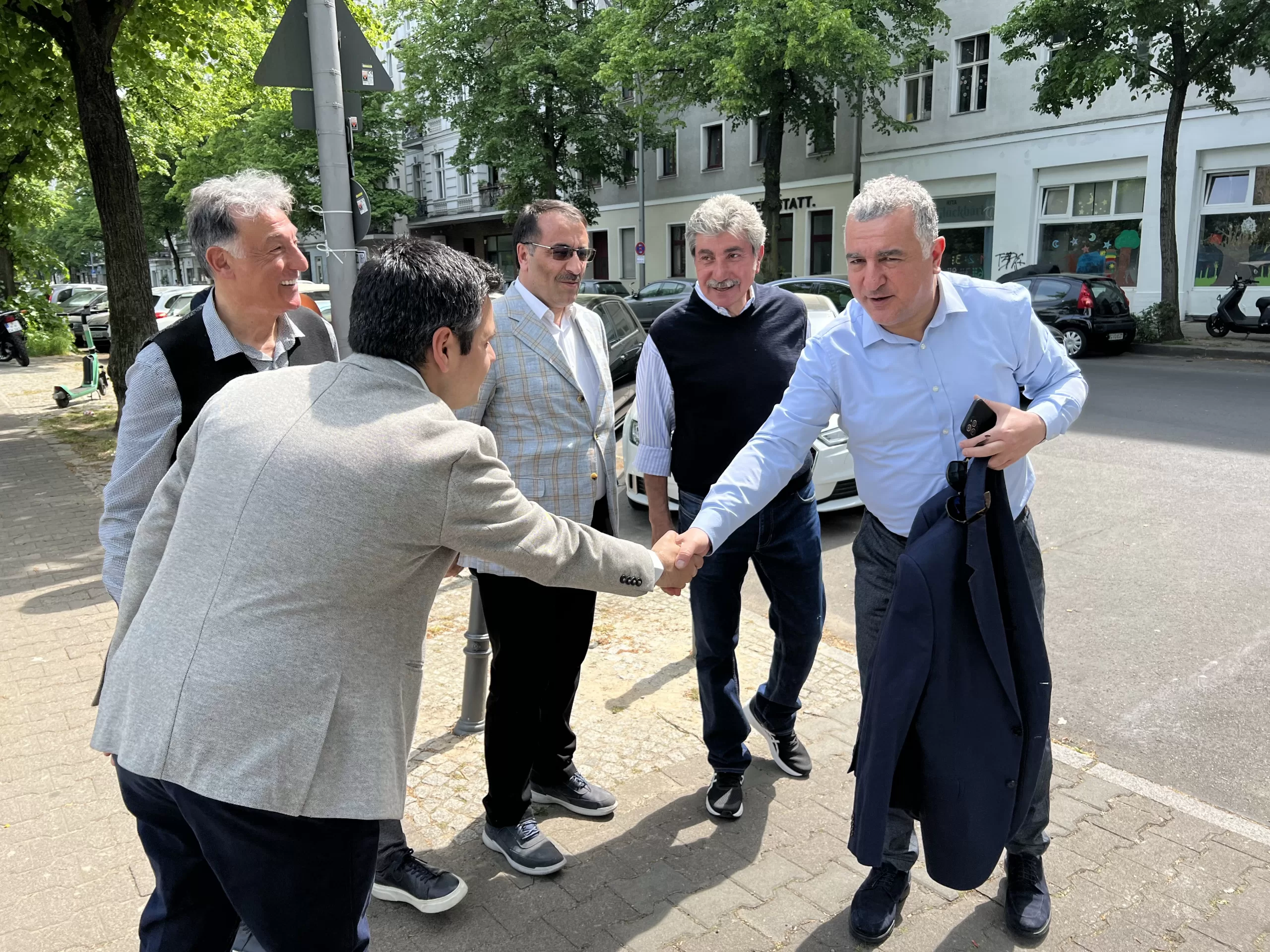 Berlin Türkiyemspor ve ‘Dosteli’nden deprem bölgesine yardım