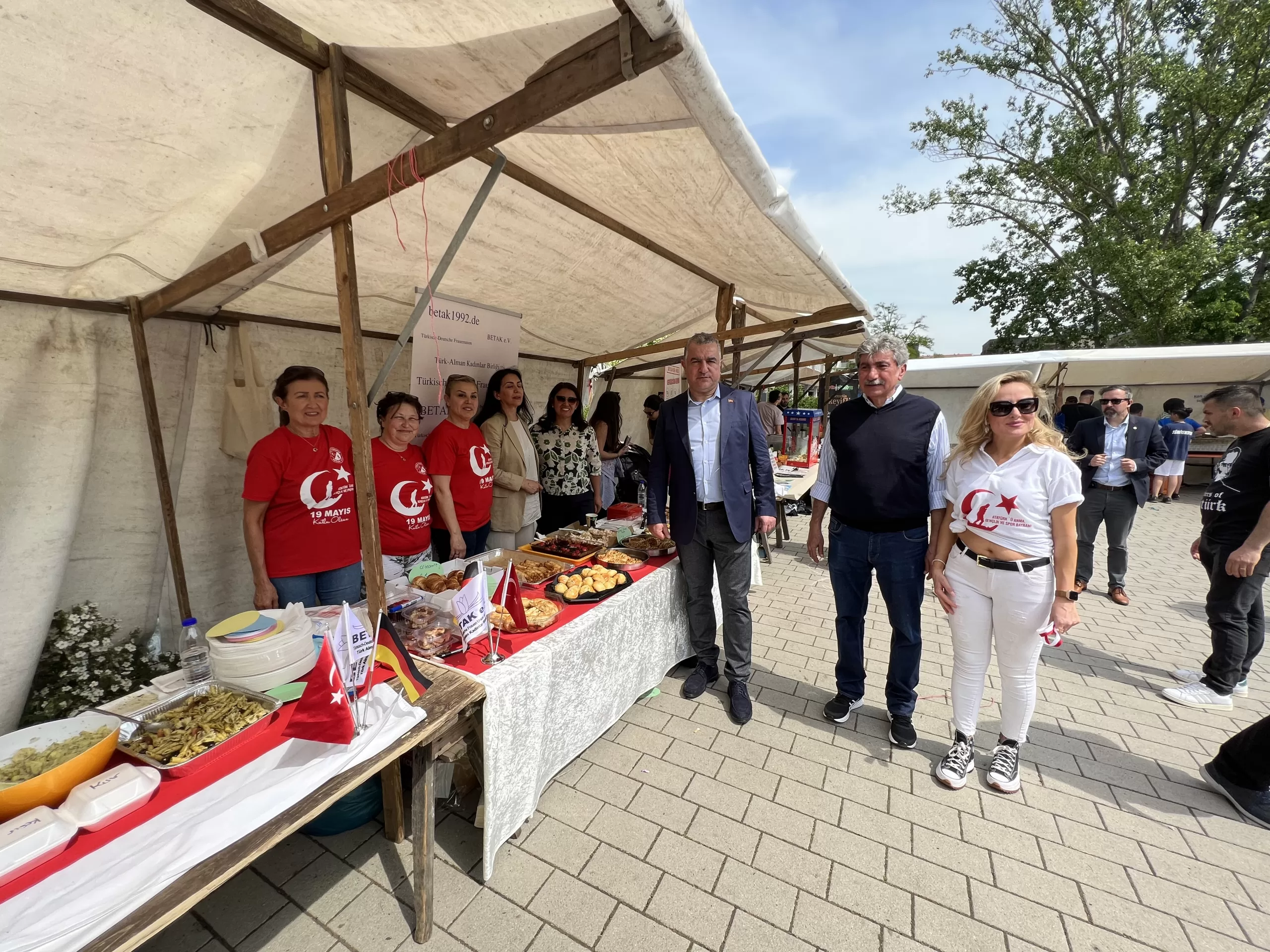 Berlin Türkiyemspor ve ‘Dosteli’nden deprem bölgesine yardım
