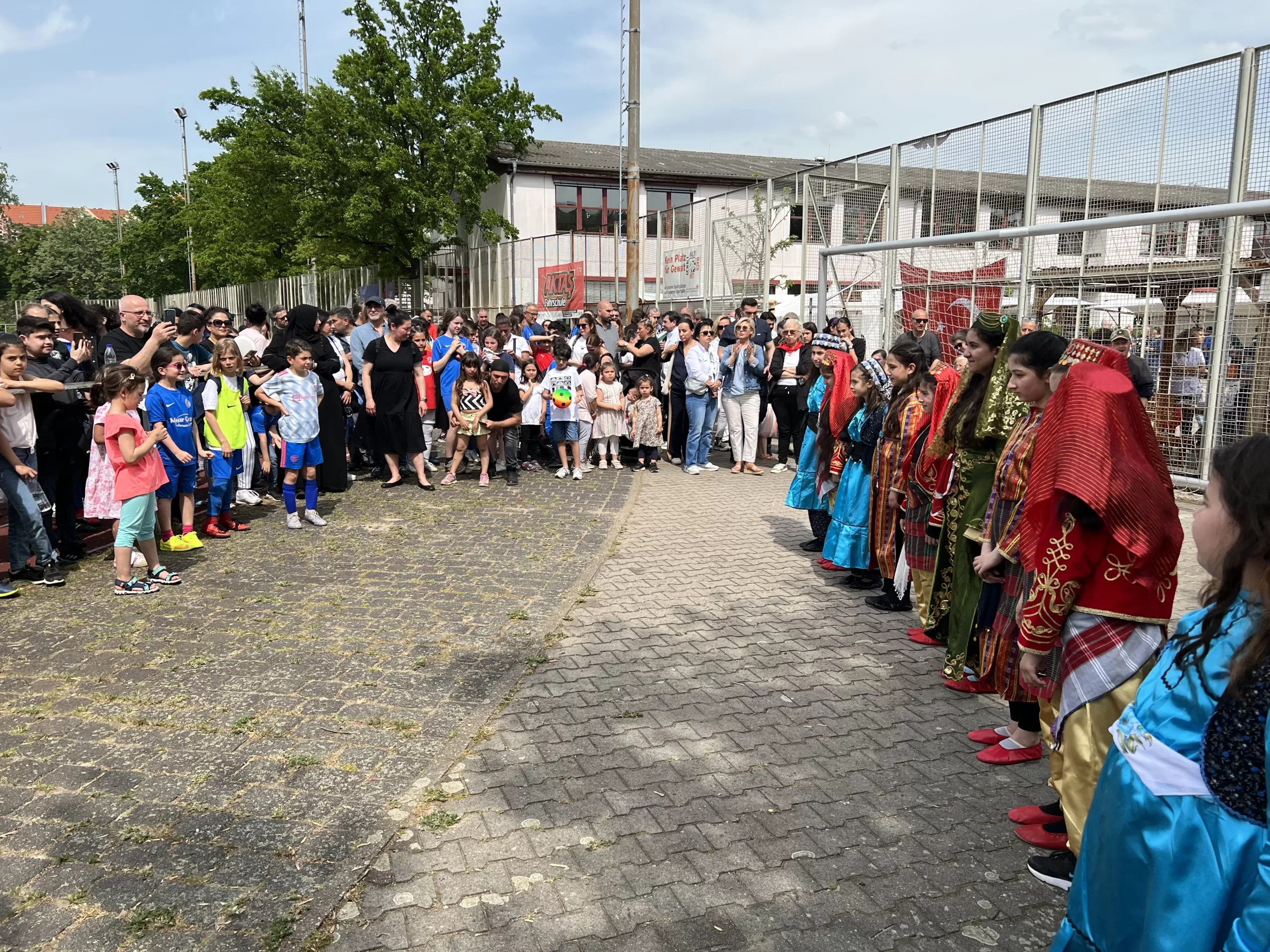Berlin Türkiyemspor ve ‘Dosteli’nden deprem bölgesine yardım