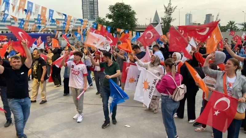İzmir’de seçime katılım düştü adaylar oylarını arttırdı