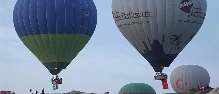 Kapadokya'da balonlar Türk bayrakları ve Atatürk posteri ile uçtu