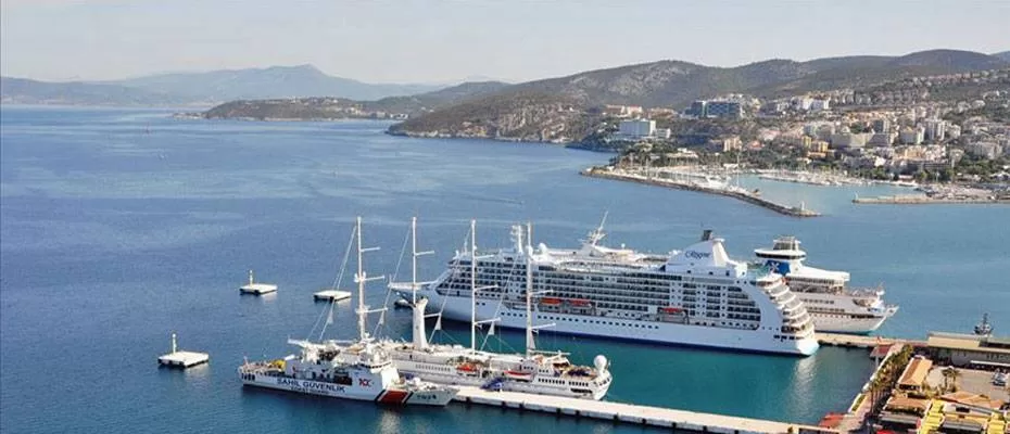 Kuşadası'na 5 kruvaziyerle 7 bin 550 turist geldi