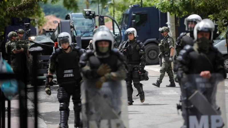 NATO askerleri Kosova'da alarmda Sırplar iki aracı tahrip etti