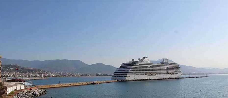 Seven Seas Voyager kruvaziyeri Alanya Limanı'na demirledi