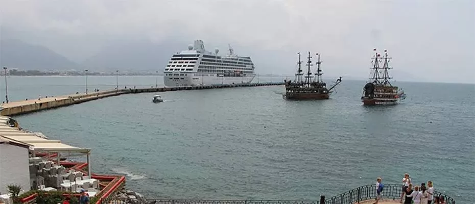 Sirena kruvaziyeri Alanya Limanı'na demirledi