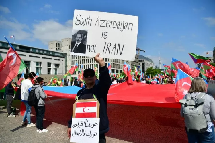 Berlin'de İranlı Azerbaycan Türklerinden rejim karşıtı protesto