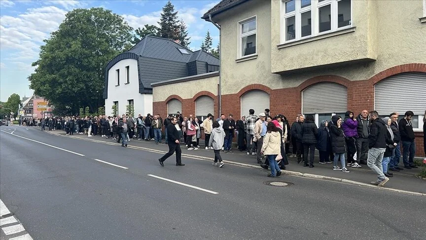 Almanya'da, oy vermek isteyenler uzun kuyruklar oluşturdu