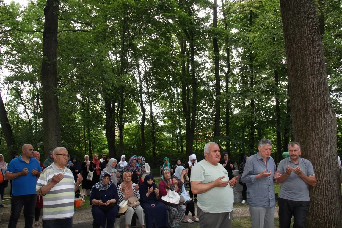 Arife gününde ölülerimizi rahmet andık