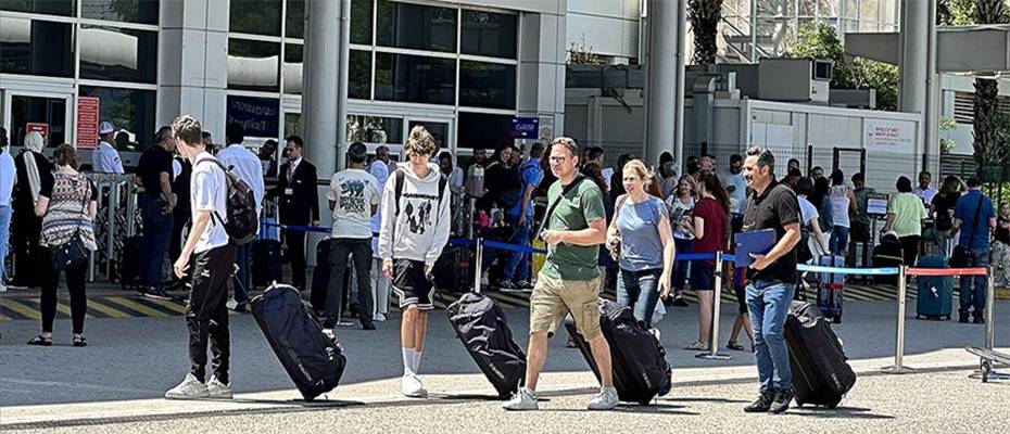 Antalya'ya bu yıl hava yoluyla gelen turist sayısı 4 milyonu aştı