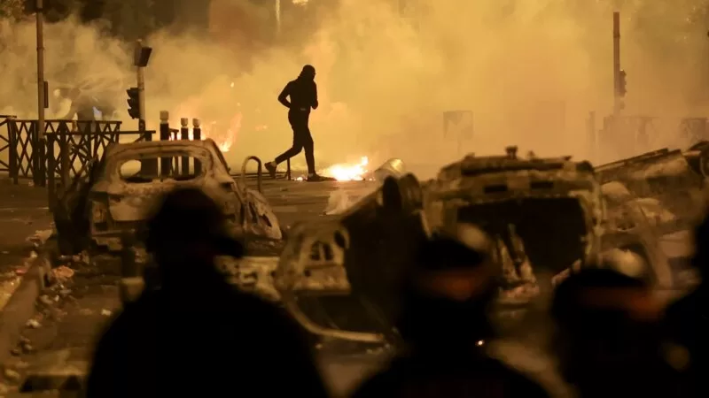Fransa’daki protestolarda 667 gözaltı Macron kriz toplantısı için Paris'e döndü