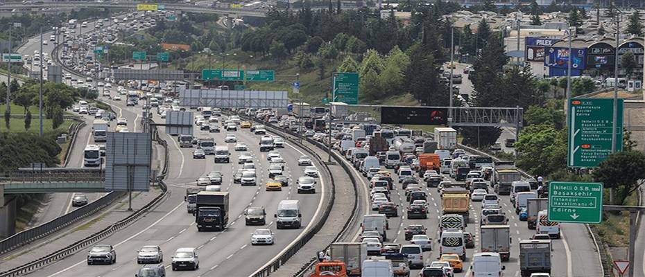 İstanbul'da otogar ve kentin bazı noktalarında tatil hareketliliği yaşanıyor