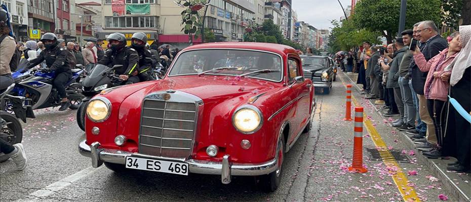 Klasik otomobil tutkunları, Isparta'da Gül Festivali´nde buluştu