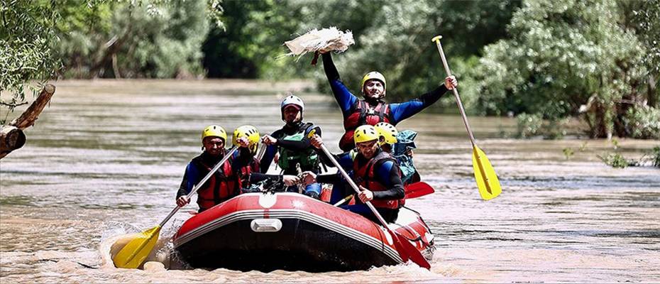 Milli sporcular, Melen Çayı'nda rafting yapıp çöp topladı