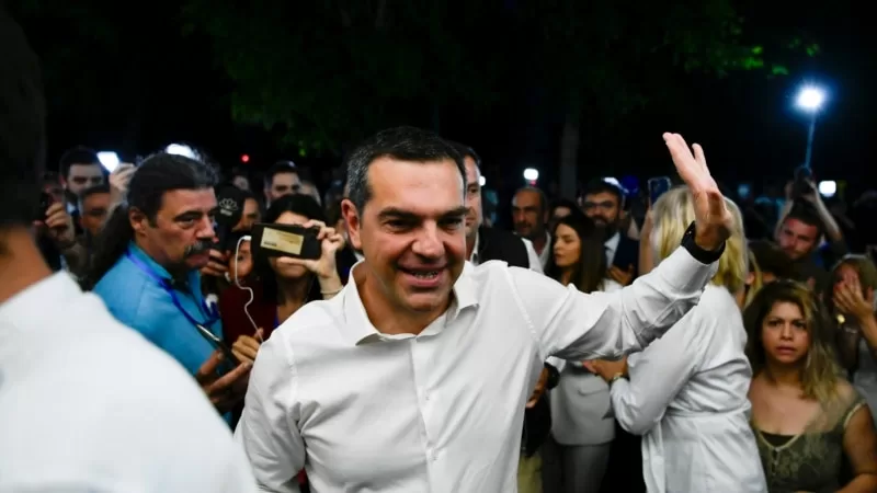 Solcu lider Çipras istifa etti