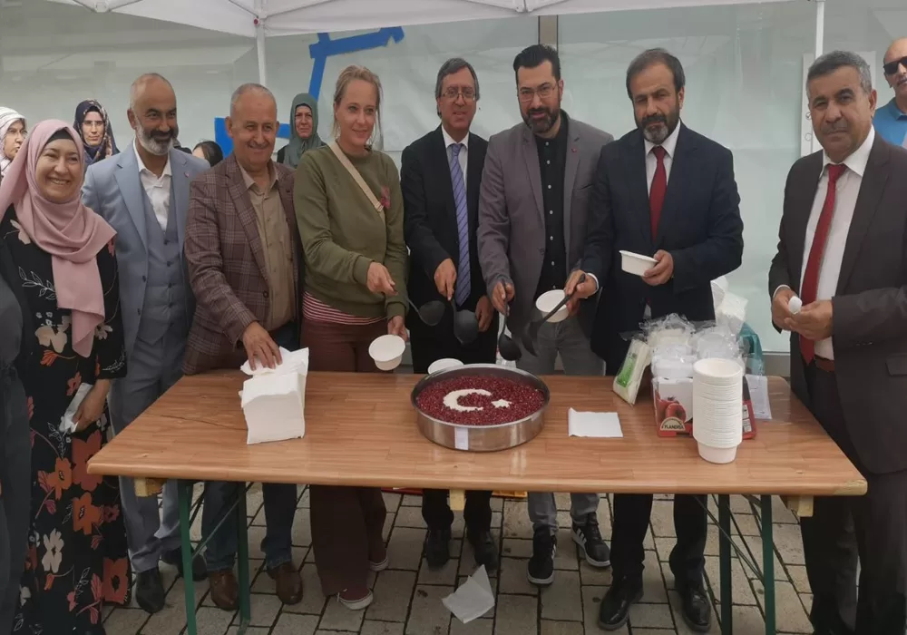Başkanlar Aşure dağıttı
