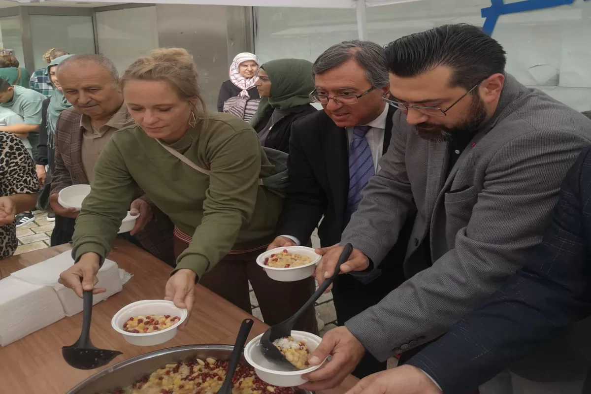 Başkanlar Aşure dağıttı