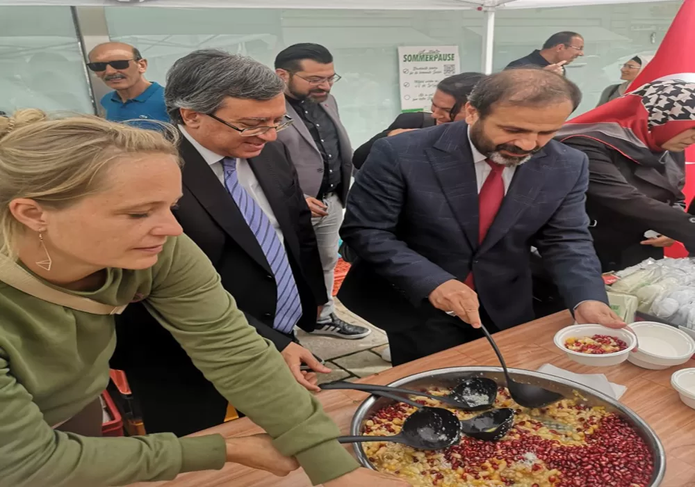Başkanlar Aşure dağıttı