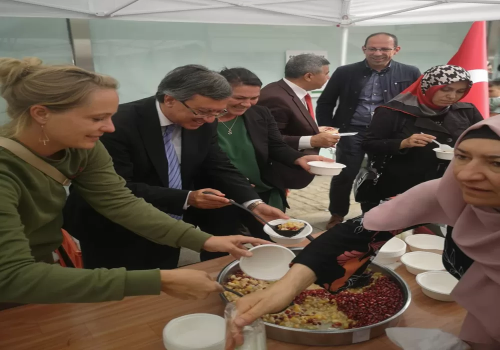 Başkanlar Aşure dağıttı