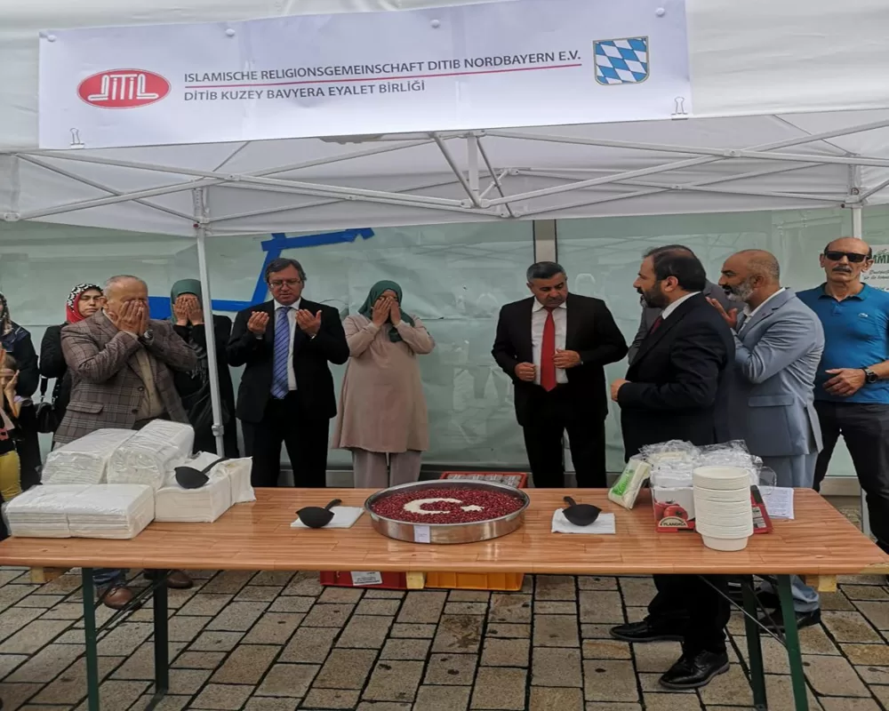 Başkanlar Aşure dağıttı