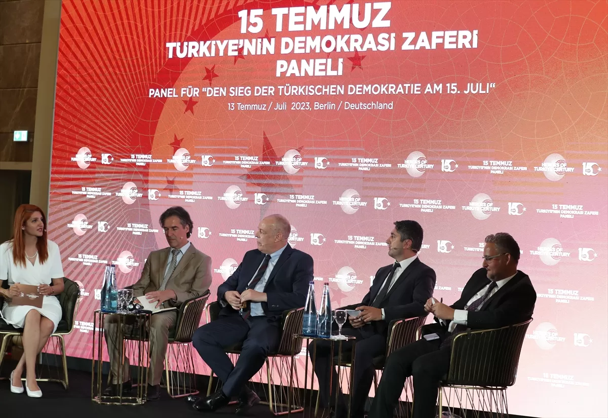 Almanya'da "15 Temmuz Türkiye'nin Demokrasi Zaferi" konulu panel düzenlendi