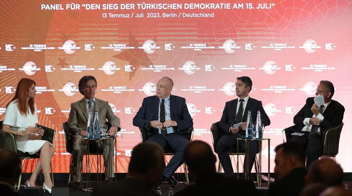 Almanya'da "15 Temmuz Türkiye'nin Demokrasi Zaferi" konulu panel düzenlendi