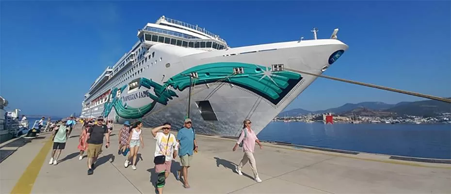 Kruvaziyer Norwegian Jade ile Bodrum'a 2 bin 658 turist geldi