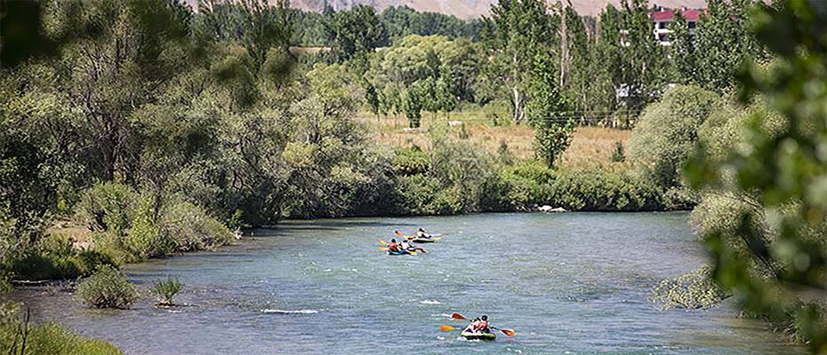 Munzur Çayı'nda düzenlenen kano turları turistlerin gözdesi oldu