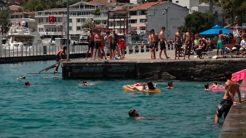 İstanbullular sahil kenarlarından denize giriyor