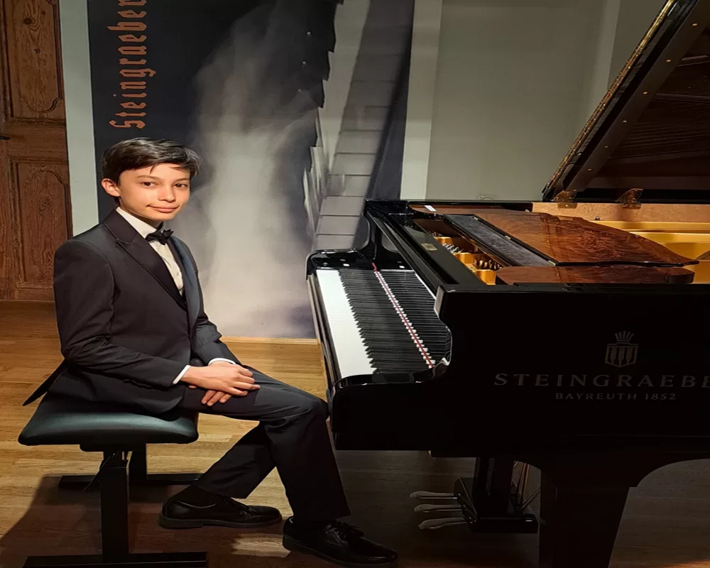 12 yaşındaki piyanist Eren büyük orkestrayla sahnede