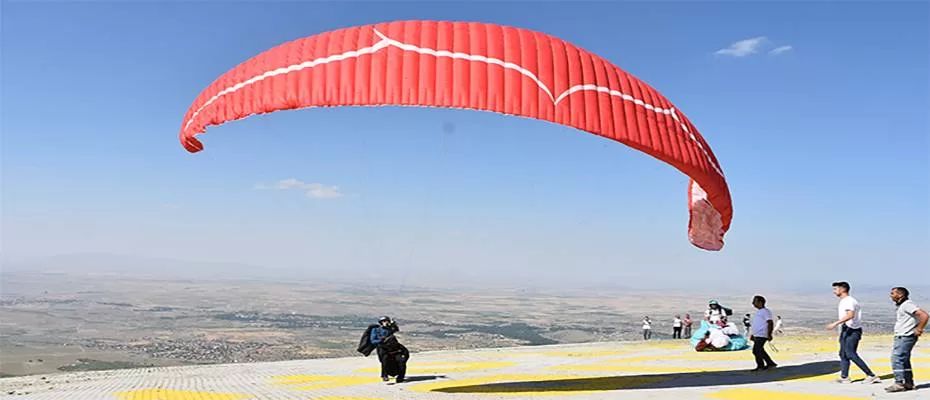 Yamaç Paraşütü Dünya Kupası'nda 130 sporcu Hasan Dağı'ndan uçacak