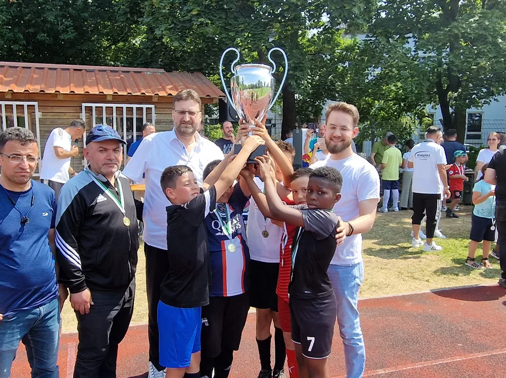 Nürnberg’de futbol turnuvalı karne sevinci yaşandı