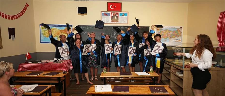 Alanya'da bir otelde turistler hem tatil yapıyor hem de Türkçe öğreniyor