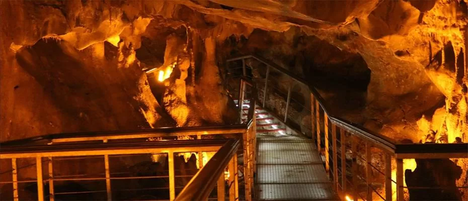 Ankara'daki Tulumtaş Mağarası'nı ziyarete gelenler uzun kuyruk oluşturdu