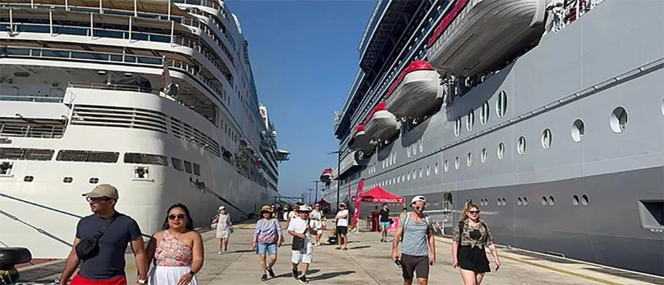 İki kruvaziyerle Bodrum'a 1960 yolcu geldi