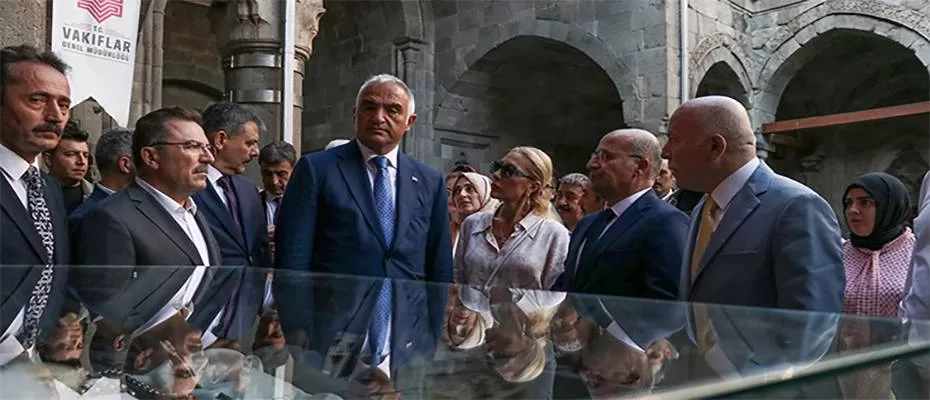 Bakan Ersoy, Palandöken Kültür Yolu Festivali etkinliklerine katıldı