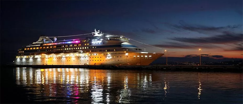 Doğal liman kenti Sinop, kruvaziyer turizmiyle yabancı turistleri ağırlamayı sürdürüyor