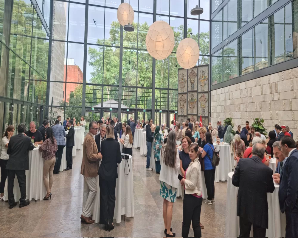 Berlin Büyükelçiliği`nde Aşure ikramı