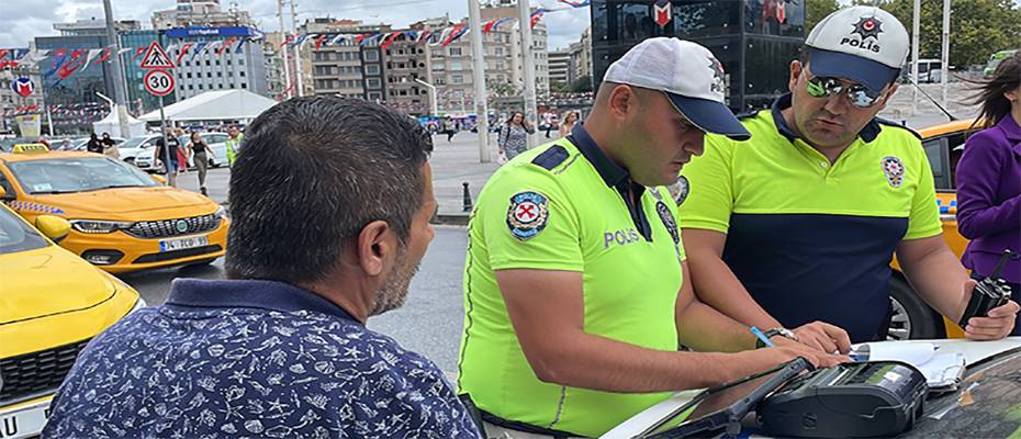 İstanbul'da yolcu seçen taksicilerin sivil polisle diyaloğu kamerada